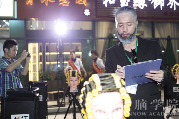 伍老師對(duì)發(fā)型助理標(biāo)準(zhǔn)杠評(píng)分