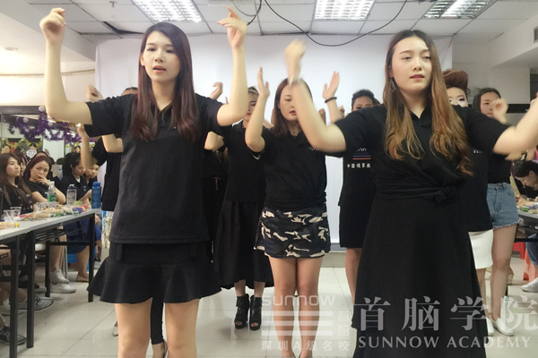 形象設(shè)計專業(yè)畢業(yè)典禮—打造時尚妝容 走出美業(yè)精彩