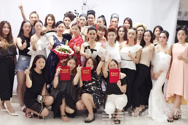形象設(shè)計專業(yè)畢業(yè)典禮—打造時尚妝容 走出美業(yè)精彩