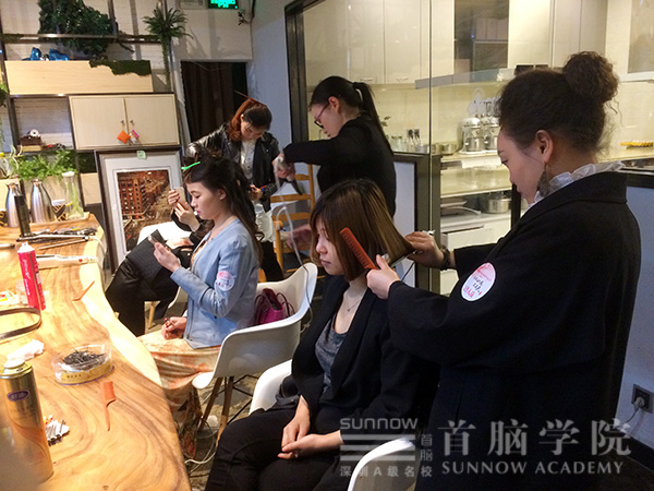 南山首腦學(xué)院助陣“三月天 女人如花”活動