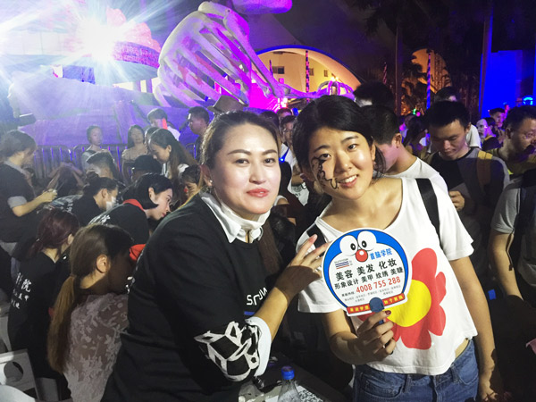 首腦化妝學校為游客化驚悚萬圣節(jié)妝容