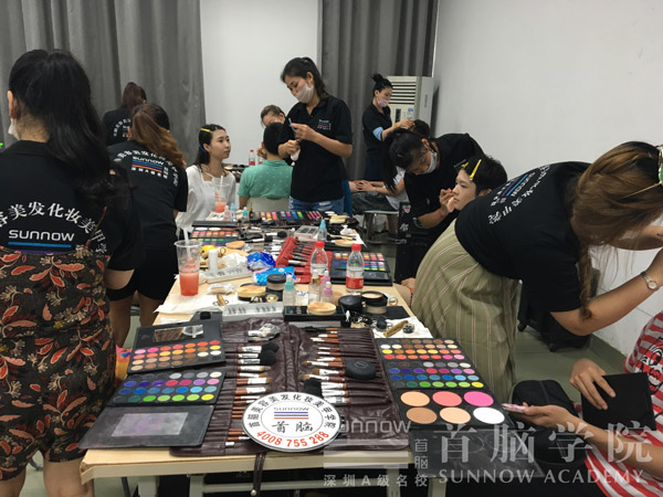 首腦學院師生受邀為深圳信息學院畢業(yè)秀化妝造型