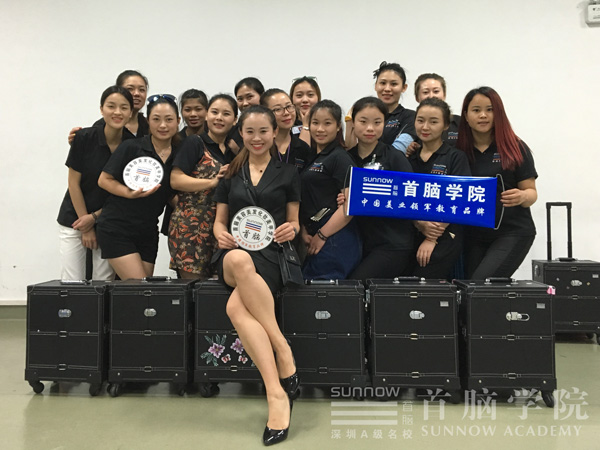 首腦學院師生受邀為深圳信息學院畢業(yè)秀化妝造型