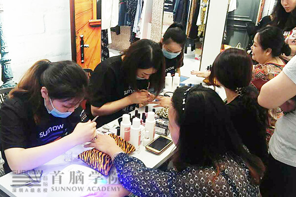首腦學(xué)子學(xué)以致用 用心傳播美