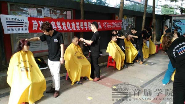 首腦學(xué)院龍華校區(qū)美發(fā)學(xué)員專(zhuān)注義剪