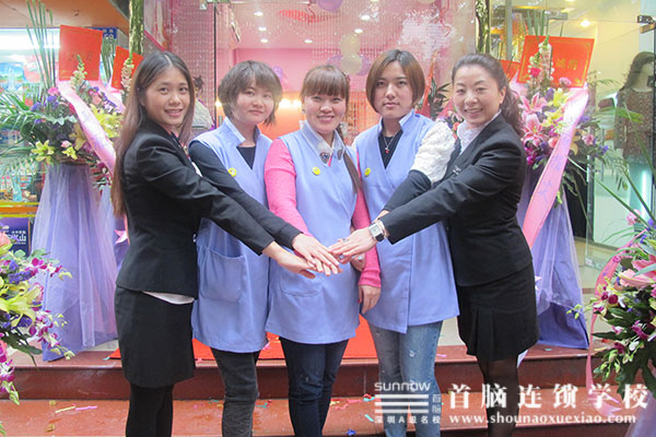 首腦老師為三位學(xué)員鼓勵加油