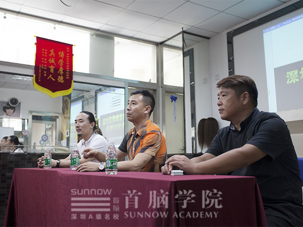 美發(fā)招聘會現場老師專心傾聽同學疑問