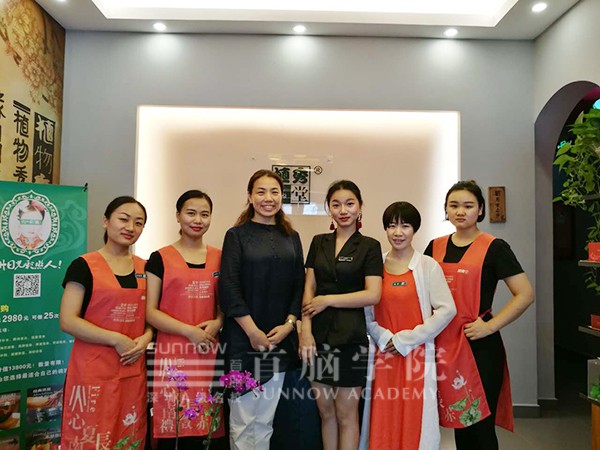 首腦寶安校區(qū)王琦老師、楊金燕老師與老學(xué)員合影