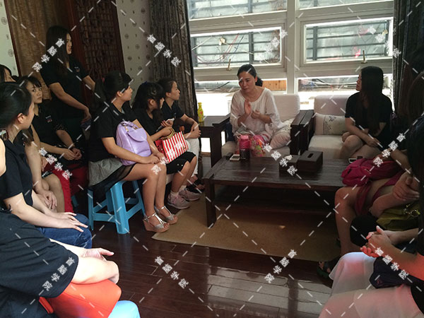 龍華校區(qū)美容高級(jí)班學(xué)員觀摩香蜜湖珍草堂美容會(huì)所