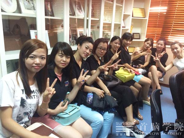 選擇化妝師職業(yè) 首腦學(xué)院助你工作無憂