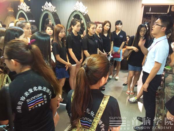 選擇化妝師職業(yè) 首腦學(xué)院助你工作無憂 選擇化妝師職業(yè) 首腦學(xué)院助你工作無憂