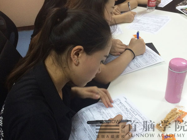 選擇化妝師職業(yè) 首腦學(xué)院助你工作無憂