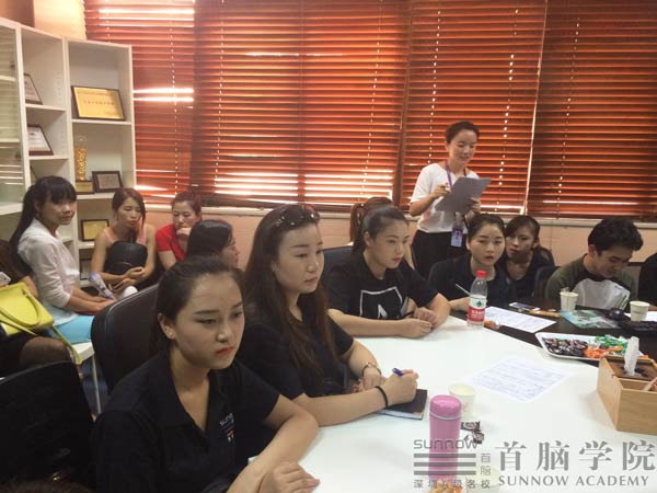 選擇化妝師職業(yè) 首腦學(xué)院助你工作無憂
