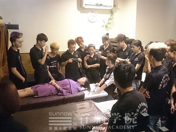 首腦美發(fā)學(xué)員觀摩學(xué)習(xí)，讓技術(shù)走在時(shí)尚前沿