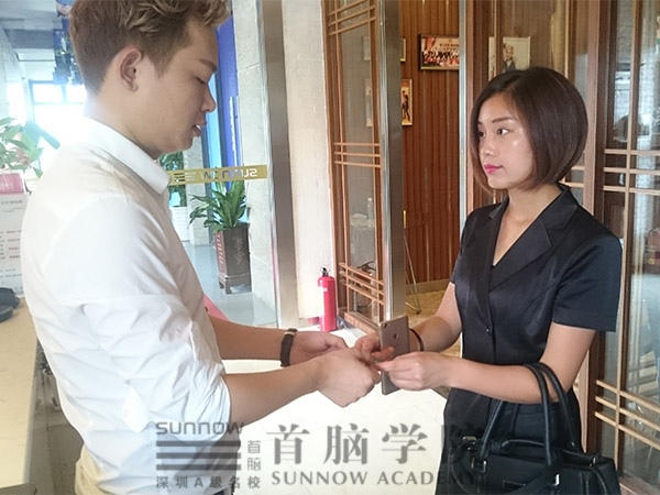 首腦美發(fā)學(xué)員觀摩學(xué)習(xí)，讓技術(shù)走在時(shí)尚前沿