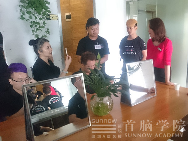 首腦美發(fā)學(xué)員觀摩學(xué)習(xí)，讓技術(shù)走在時(shí)尚前沿