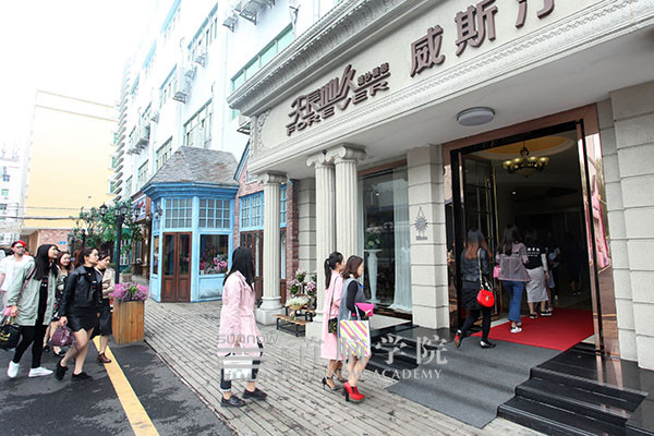 首腦學員觀摩天長地久婚紗攝影基地——學習交流促提升