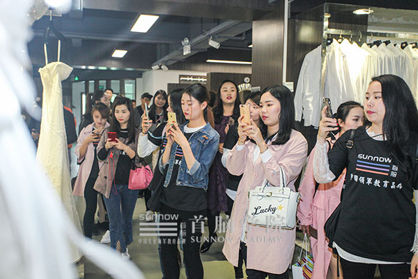 首腦學員觀摩天長地久婚紗攝影基地——學習交流促提升