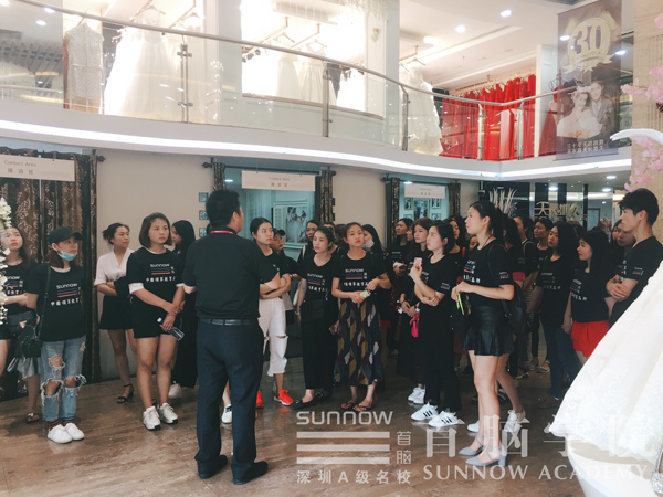 首腦學(xué)院形象設(shè)計(jì)學(xué)員至天長(zhǎng)地久婚紗攝影交流學(xué)習(xí)