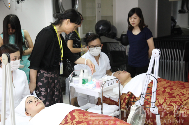 考評員檢查美容考生擺放物品