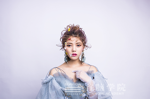 怎么樣當(dāng)好一名化妝師 怎么樣當(dāng)好一名化妝師