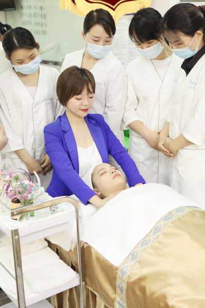美容培訓(xùn)學(xué)院排名？美容培訓(xùn)學(xué)院哪家好？