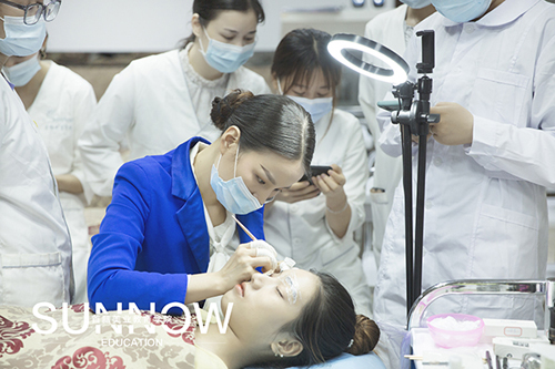 美甲美睫紋繡需要學(xué)多久？美甲美睫紋繡培訓(xùn)學(xué)校學(xué)費多少？