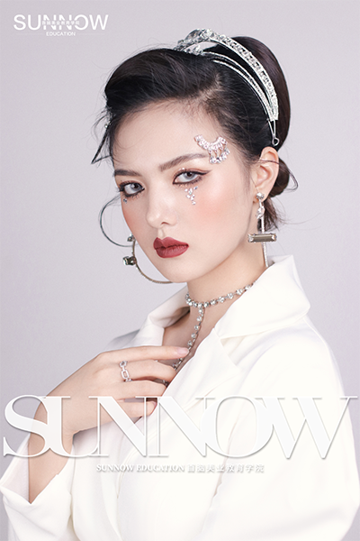 化妝培訓(xùn)班學(xué)費(fèi)大概多少錢 化妝培訓(xùn)班